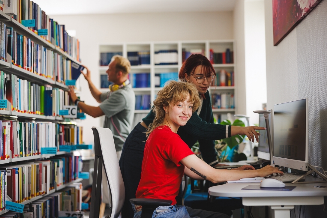 Grupa osób w blibliotece