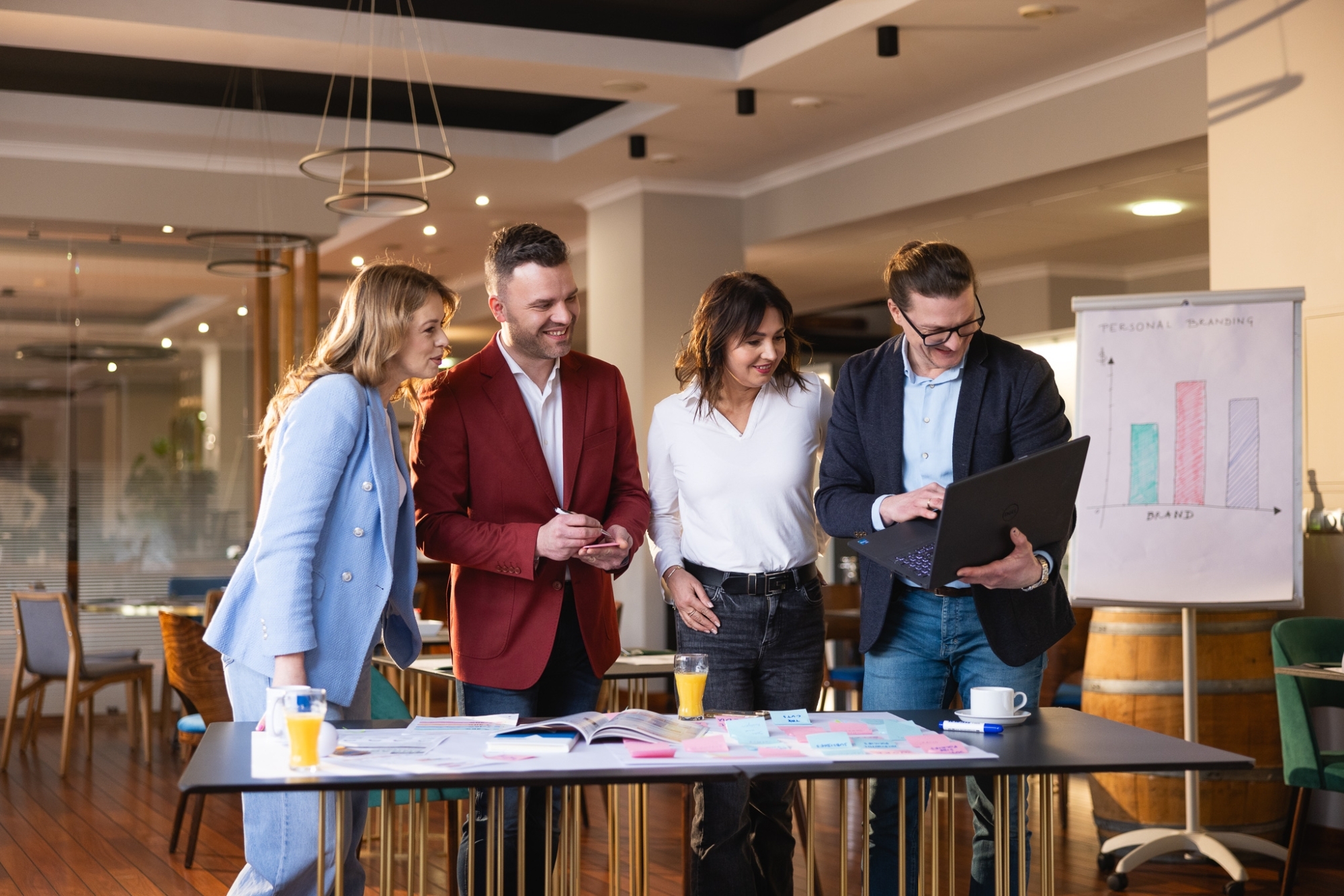 Grupa ludzi przy stole