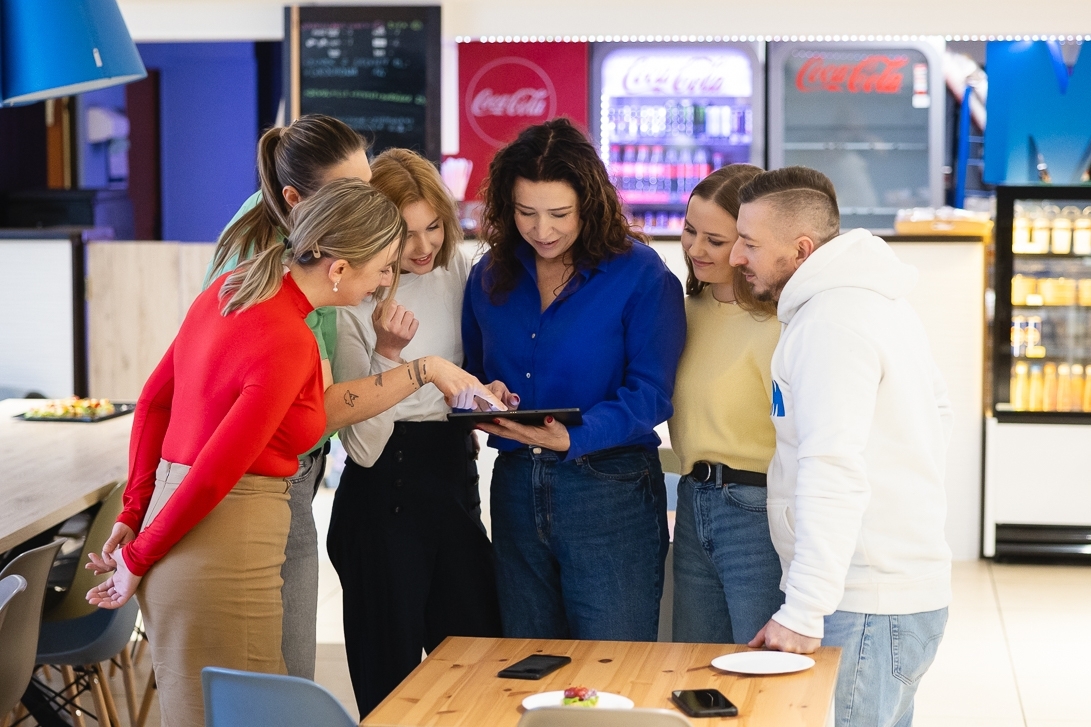 Grupa ludzi w stołówce