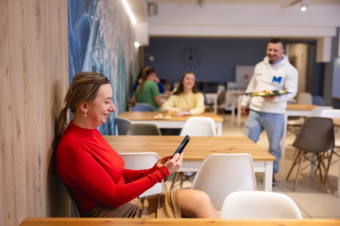 Kobieta siedząca w stołówce