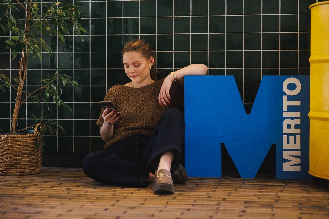 Kobieta siedząca na podłodze