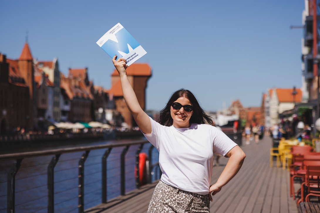 Kobieta z książką w dłoni