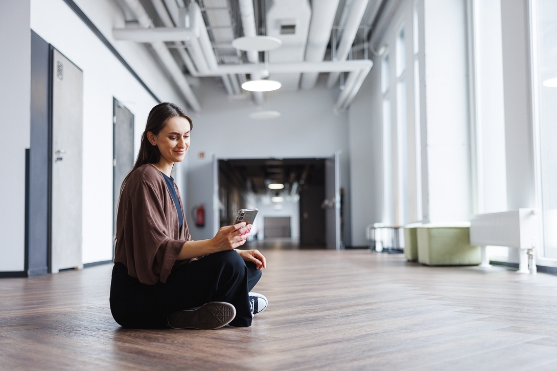 Kobieta siedząca na podłodze