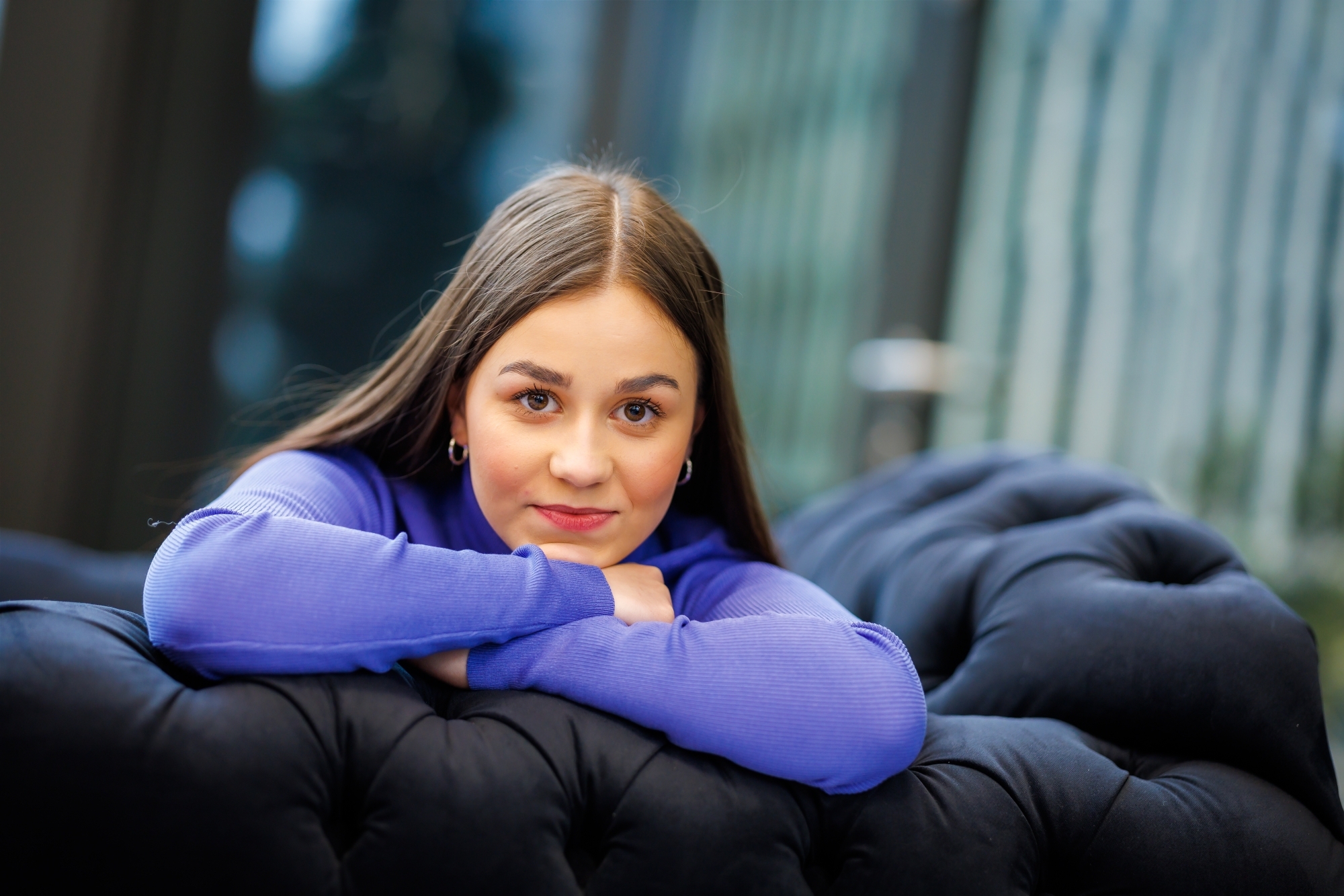 Dziewczyna oparta o sofe