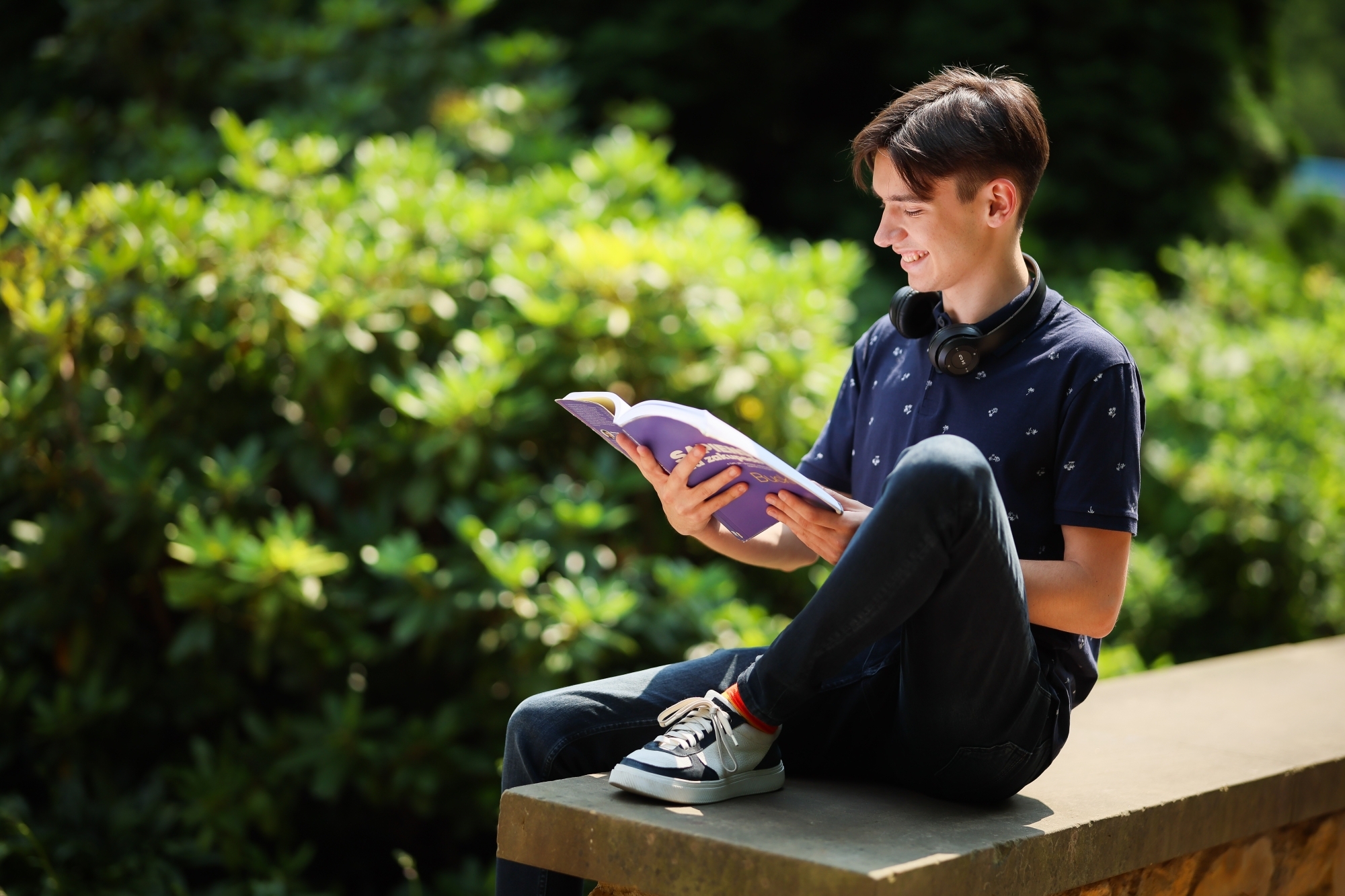 Chłopak czytający w parku