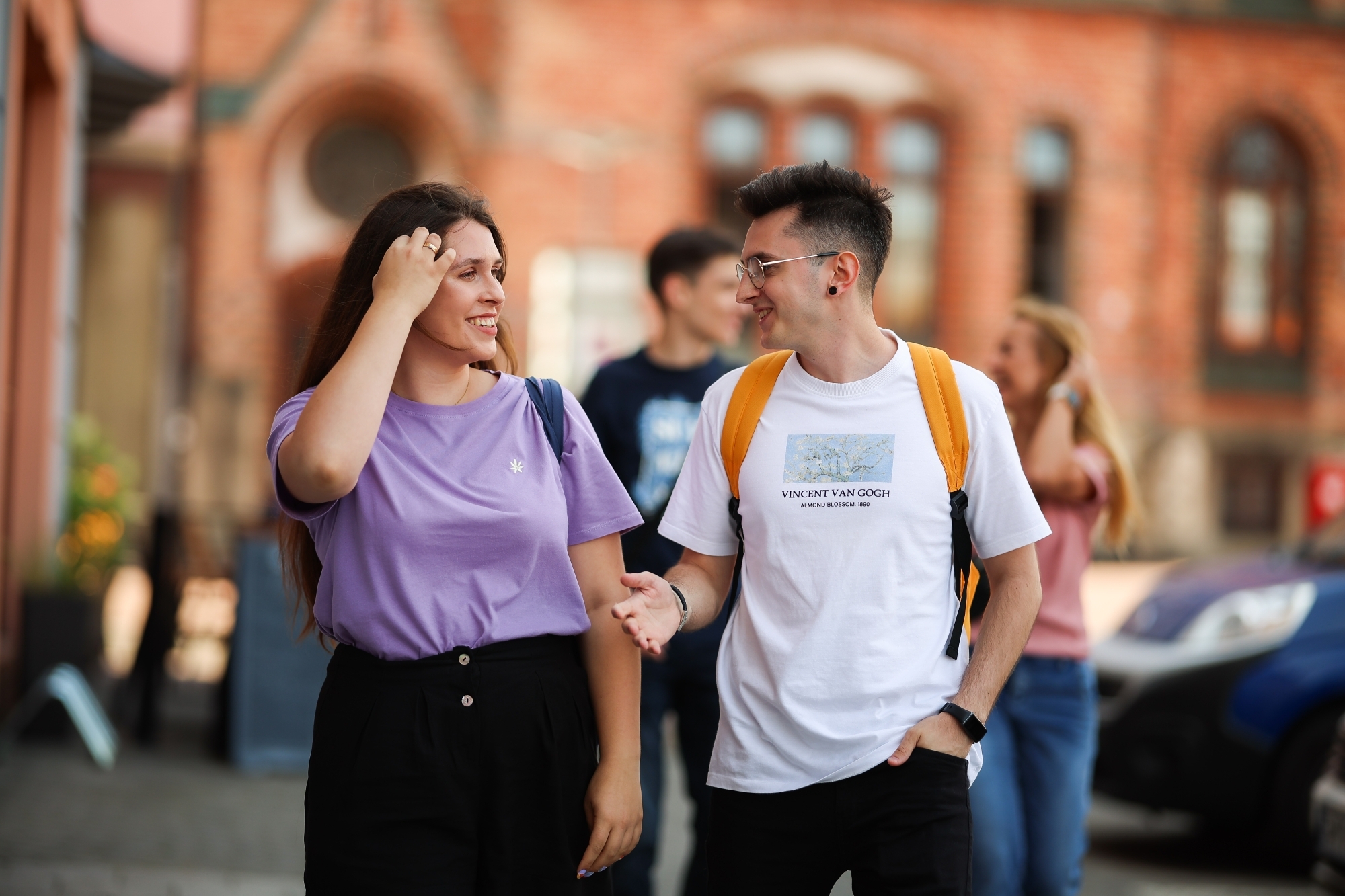 Dwie młode osoby spacerujące na świeżym powietrzu
