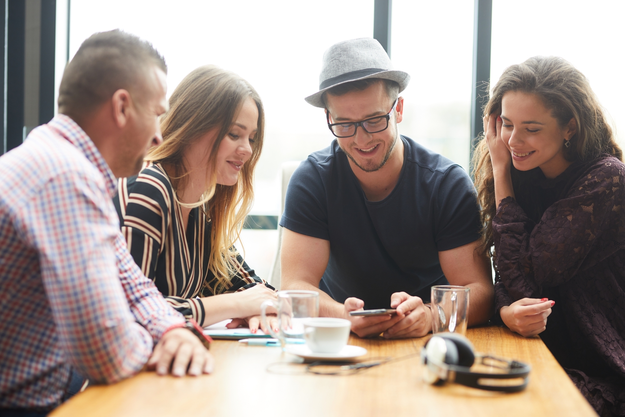 Grupa osób rozmawiająca przy stole