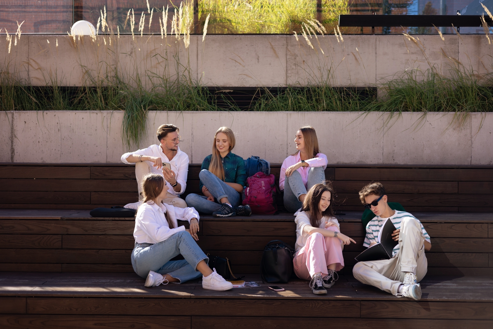 Grupa ludzi spotykająca się na świeżym powietrzu