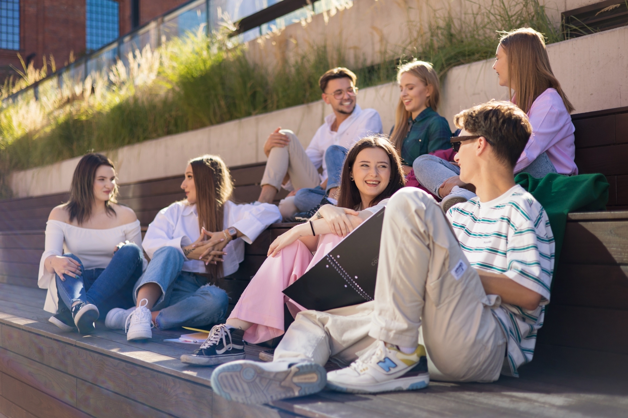 Grupa młodych ludzi spędzająca czas na dworze