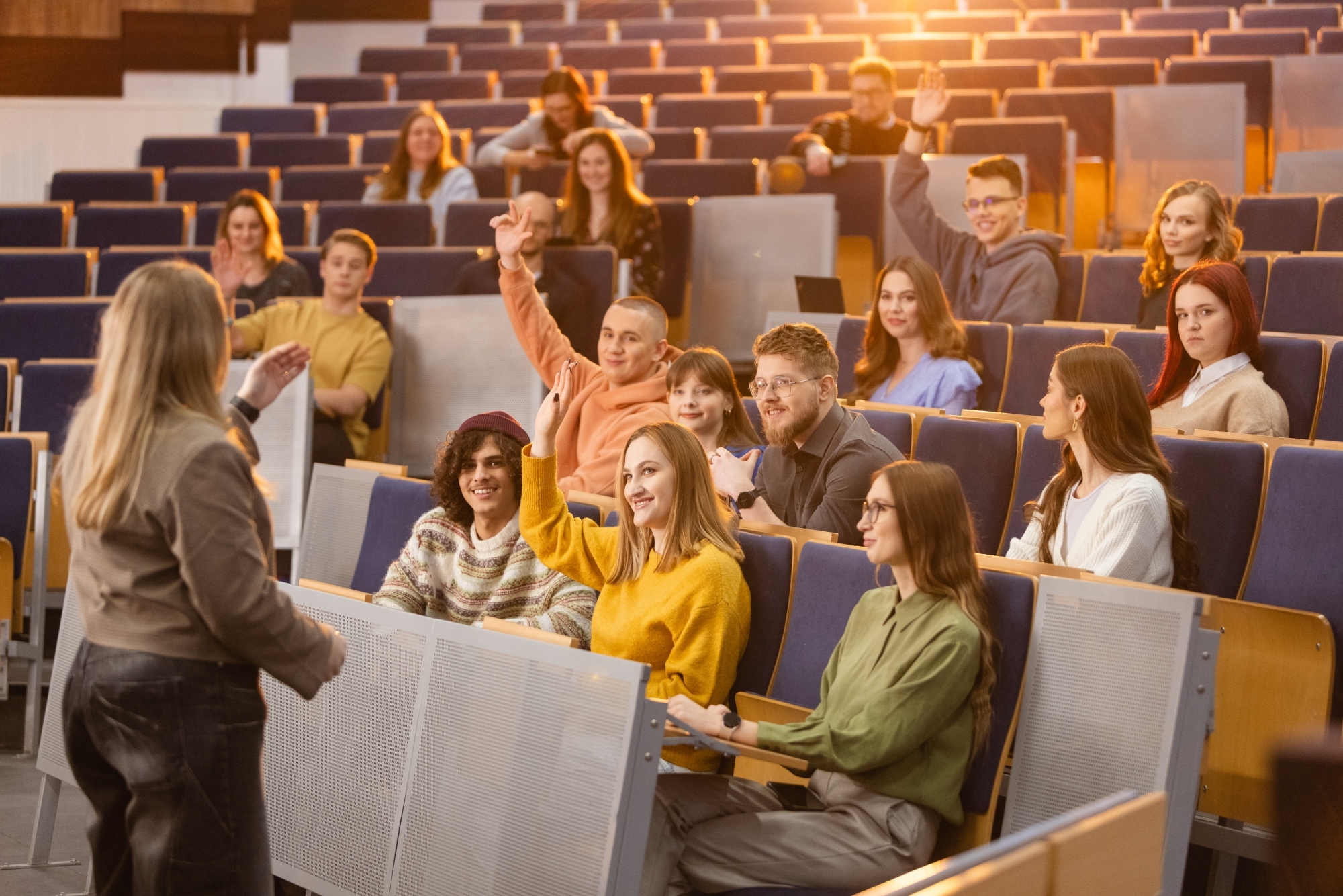 Sala wykładowa z aktywnie uczestniczącymi studentami