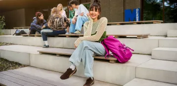 Matura i studia. Jak mądrze pomagać swojemu dziecku? | Uniwersytet WSB Merito: Dziewczyna przed uczelnią