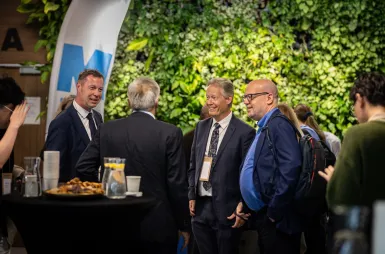 Sustainable and Socially Responsible Development in the Network of Socioeconomic Relations | Uniwersytet WSB Merito: Grupa prelegentów rozmawiających w kuluarach podczas przerwy kawowejch 