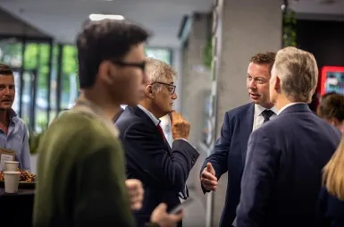 Sustainable and Socially Responsible Development in the Network of Socioeconomic Relations | Uniwersytet WSB Merito: Grupa uczestników konferencji w rozmowie