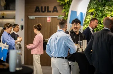 Sustainable and Socially Responsible Development in the Network of Socioeconomic Relations | Uniwersytet WSB Merito: Uczestnicy i uczestniczki konferencji w rozmowach przed aulą