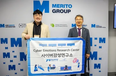 Sustainable and Socially Responsible Development in the Network of Socioeconomic Relations | Uniwersytet WSB Merito: Dwóch prelegentów trzymających transparent na tle ścianki Merito