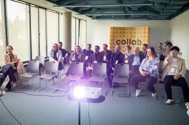 Sustainable and Socially Responsible Development in the Network of Socioeconomic Relations | Uniwersytet WSB Merito: Publiczność wystąpienia na konferencji w blasku rzutnika