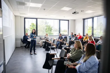 Sustainable and Socially Responsible Development in the Network of Socioeconomic Relations | Uniwersytet WSB Merito: Prelegentka podczas wystąpienia na sali i publiczność