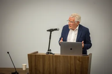 Sustainable and Socially Responsible Development in the Network of Socioeconomic Relations | Uniwersytet WSB Merito: Richard Little podczas swojego wystąpienia