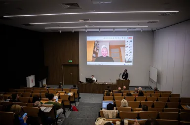 Sustainable and Socially Responsible Development in the Network of Socioeconomic Relations | Uniwersytet WSB Merito: Tima Bansal podczas wystąpienia online i słuchacze, obraz jest wyświetlony na rzutniku