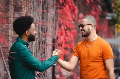 Poradniki - dzielimy się wiedzą | Uniwersytet WSB Merito: Mężczyźni witający się ze sobą na świeżym powietrzu