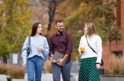 Blog "Okiem Praktyków" | Uniwersytet WSB Merito: Trójka ludzi spacerująca na dworze