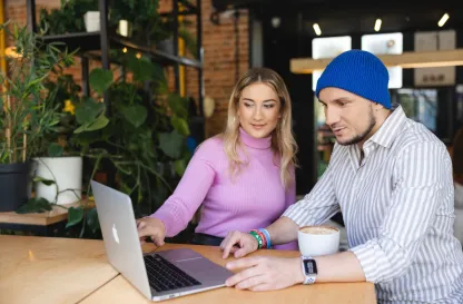 Blog "Okiem Praktyków" | Uniwersytet WSB Merito: Kobieta i mężczyzna prowadzący rozmowę przy laptopie