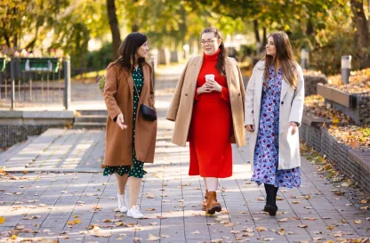 Poradniki - dzielimy się wiedzą | Uniwersytet WSB Merito: Trzy kobiety na spacerze w pogodny dzień