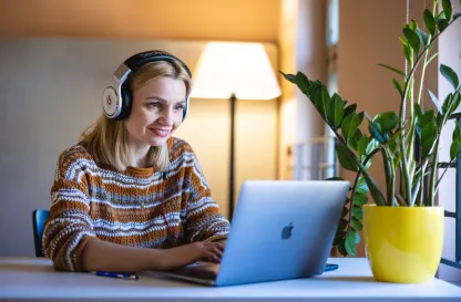 Poradniki - dzielimy się wiedzą | Uniwersytet WSB Merito: Dziewczyna w słuchawkach przed laptopem