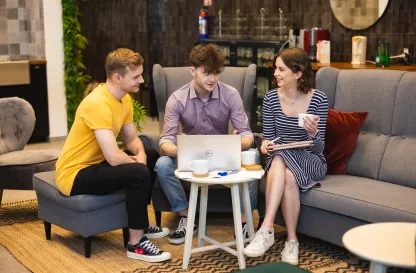 Poradniki - dzielimy się wiedzą | Uniwersytet WSB Merito: Troje ludzi siedzących i rozmawiających w kawiarni