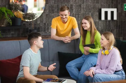 Poradniki - dzielimy się wiedzą | Uniwersytet WSB Merito: Grupa ludzi rozmawiająca na kanapie