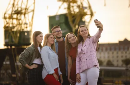 Blog "Okiem Praktyków" | Uniwersytet WSB Merito: Grupa ludzi wykonująca selfie na dworze
