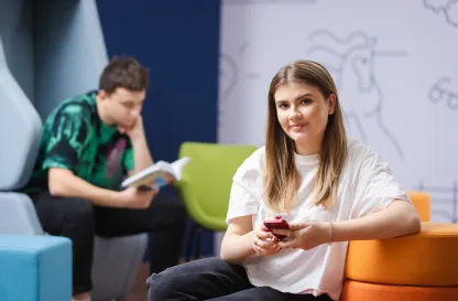 Poradniki - dzielimy się wiedzą | Uniwersytet WSB Merito: Dwie osoby na zdjęciu, jedna wysunięta bardziej spoglądająca do zdjęcia