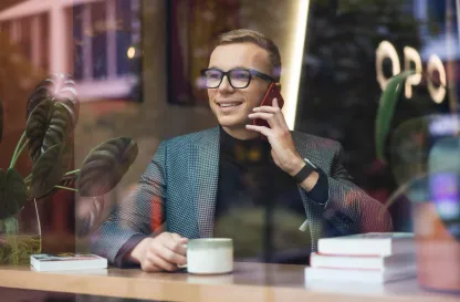 Poradniki - dzielimy się wiedzą | Uniwersytet WSB Merito: Mężczyzna rozmawiający przez telefon, wpatrujący się w okno