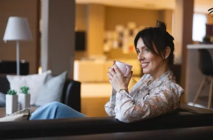 Poradniki - dzielimy się wiedzą | Uniwersytet WSB Merito: Kobieta trzymająca filiżankę w dłoniach