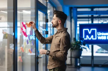 Poradniki - dzielimy się wiedzą | Uniwersytet WSB Merito: Mężczyzna przy szklanej ścianie z mapą myśli