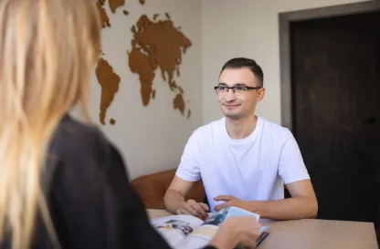 Poradniki - dzielimy się wiedzą | Uniwersytet WSB Merito: Mężczyzna siedzący przy biurku