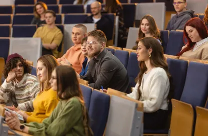 Poradniki - dzielimy się wiedzą | Uniwersytet WSB Merito: Osoby siedzące w sali wykładowej