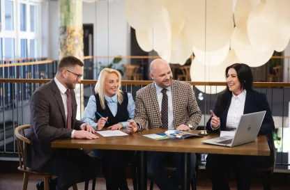 Blog "Okiem Praktyków" | Uniwersytet WSB Merito: czterech uczestników MBA siedzi przy stole i rozmawia- Uniwersytety WSB Merito