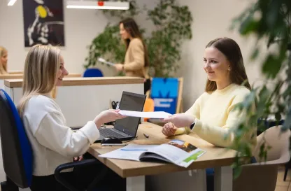 Poradniki - dzielimy się wiedzą | Uniwersytet WSB Merito: Dwie kobiety siedzące przy biurku