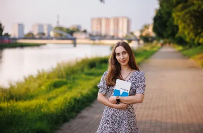 Poradniki - dzielimy się wiedzą | Uniwersytet WSB Merito: Kobieta trzymająca zeszyt