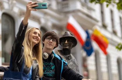 Blog "Okiem Praktyków" | Uniwersytet WSB Merito: Dwie osoby robiące selfie z posągiem