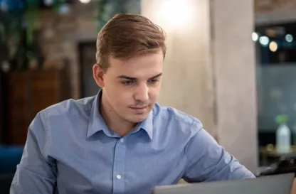 Blog "Okiem Praktyków" | Uniwersytet WSB Merito: Mężczyzna pracujący przy komputerze