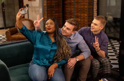 Poradniki - dzielimy się wiedzą | Uniwersytet WSB Merito: Troje młodych ludzi robiących selfie