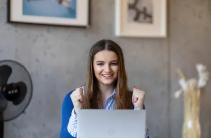 Poradniki - dzielimy się wiedzą | Uniwersytet WSB Merito: Dziewczyna przy laptopie