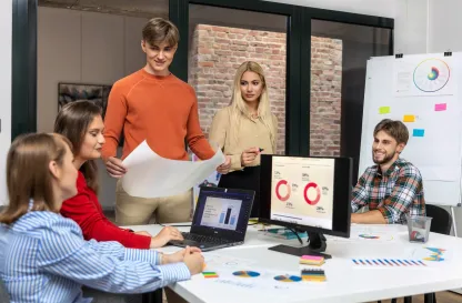 Blog "Okiem Praktyków" | Uniwersytet WSB Merito: Grupa ludzi dyskutująca nad projektem