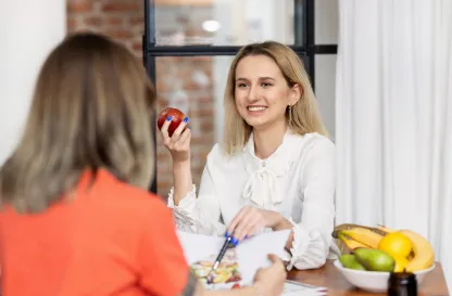 Blog "Okiem Praktyków" | Uniwersytet WSB Merito: Dwie kobiety przy owocach