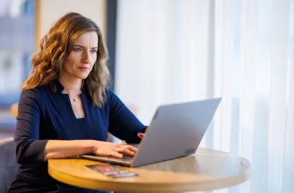 Poradniki - dzielimy się wiedzą | Uniwersytet WSB Merito: Kobieta pracująca przy komputerze