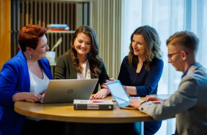 Blog "Okiem Praktyków" | Uniwersytet WSB Merito: Grupa ludzi rozmawiająca przy stole