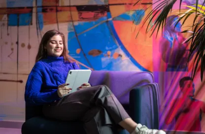 Poradniki - dzielimy się wiedzą | Uniwersytet WSB Merito: Dziewczyna korzystająca z tableta