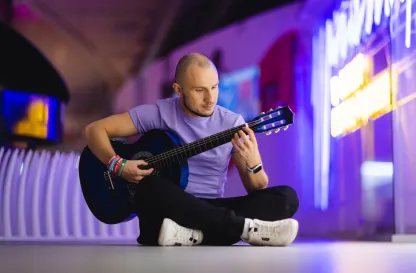 Blog "Okiem Praktyków" | Uniwersytet WSB Merito: Mężczyzna grający na gitarze